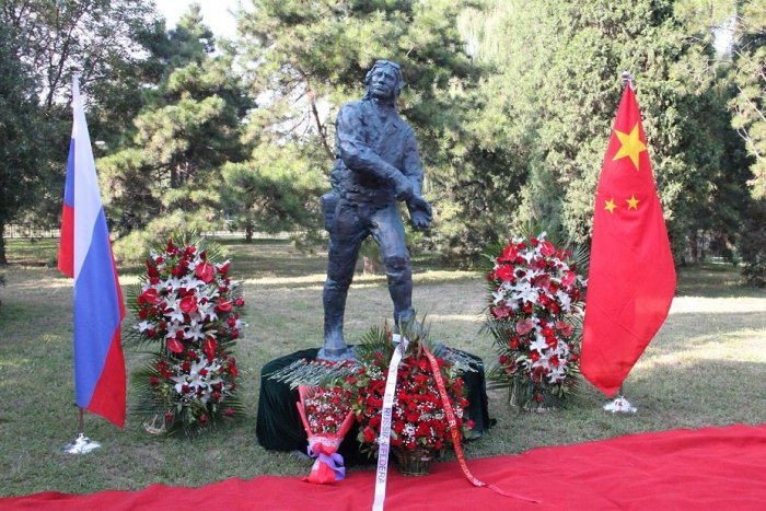 Памятник советскому лётчику Советский сокол.jpg
