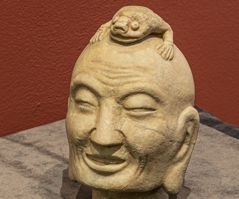 Голова с трехлапой жабой, Китай, период Хань.jpg