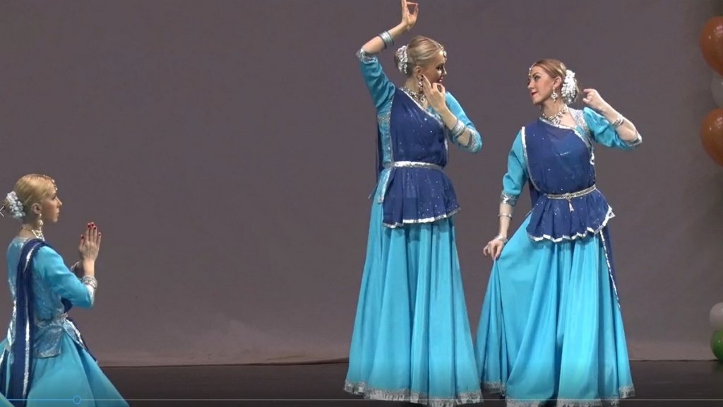 В Москве прошел фестиваль Холи Мела Танец.jpg