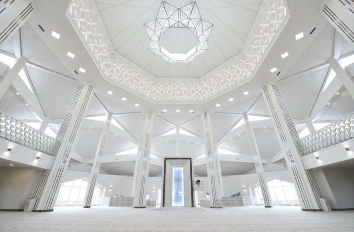 Внутренний интерьер новой мечети.jpg