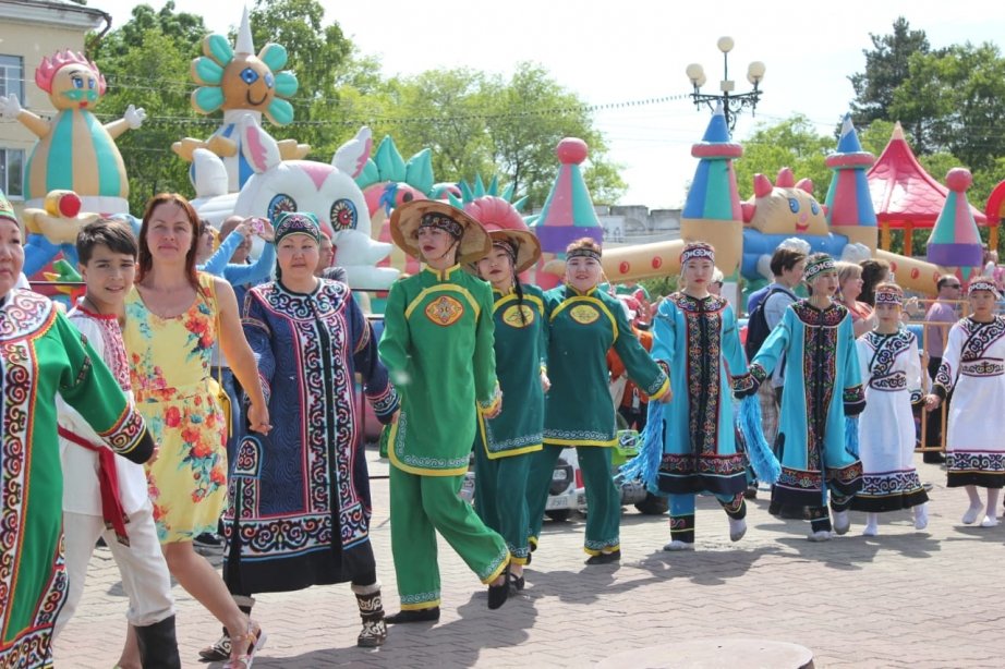 The round dance of friendship united representatives of different nationalities in Khabarovsk on Russia Day1.jpg