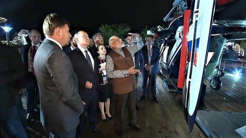 Путин и Моди у вертолета 3 - из видео КРЕМЛИН.РУ.jpg