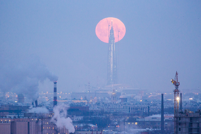 Красная Луна в Санкт-Петербурге