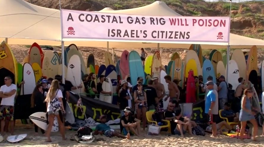 Израильские серфингисты устроили рекордную манифестацию на воде 1.jpg