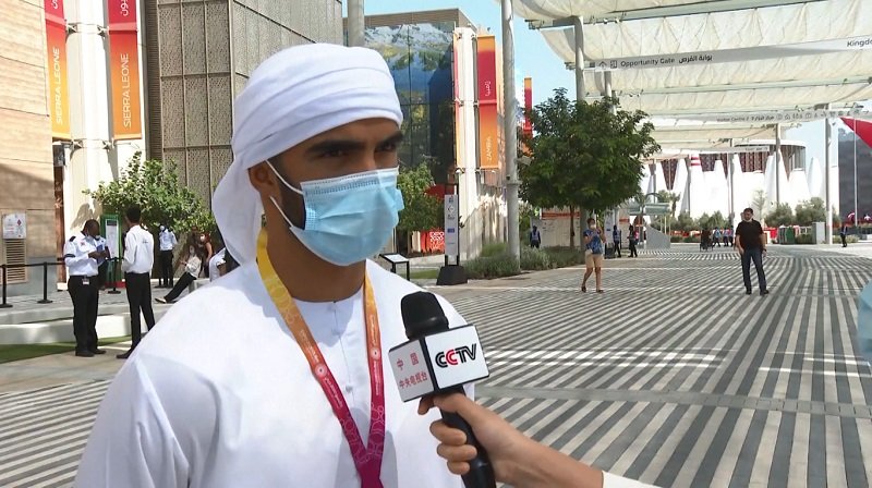 Посетитель ЭКСПО идущий в китайский павильон.jpg Посетитель ЭКСПО идущий в китайский павильон.jpg