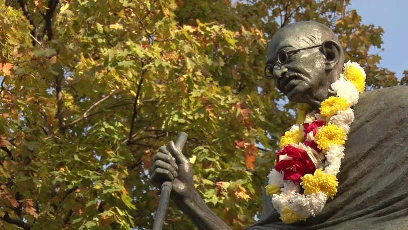 Ганди Памятник.png