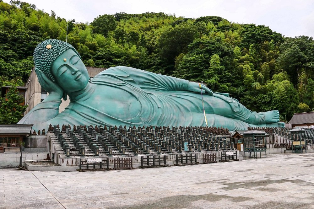 Япония. Самый большой лежащий бронзовый Будда