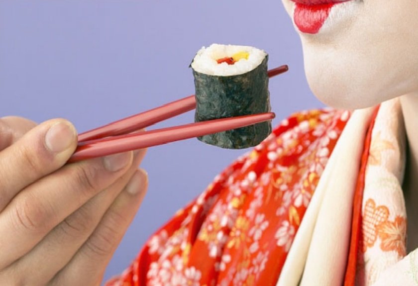 Японка ест палочками