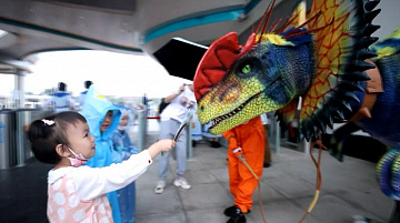 Праздник воссоединения, геологическое открытие, фестиваль динозавров — смотрите «Китайскую панораму»-185