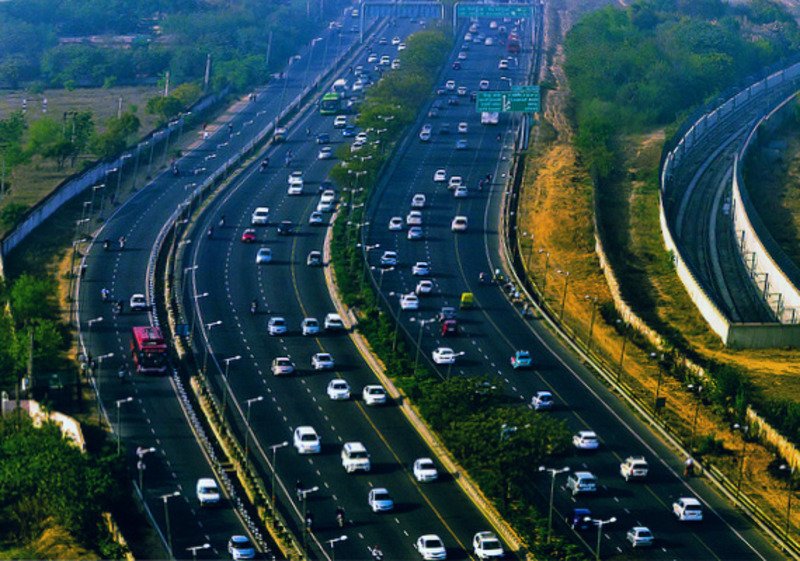 Дорога шоссейного типа как называется. Автомагистраль в Индии. Шоссейная дорога. Шоссейные дороги. Широкий Автобан в Индии.