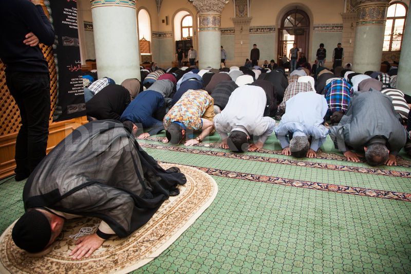 Начать молиться мусульманину. Мусульманин молится. Мусульмане в мечети. Поклонение мусульман. Молитва в мечети.