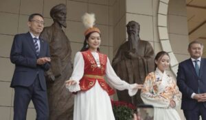 В Астане открыли скульптурную композицию «Диалог великих мыслителей»